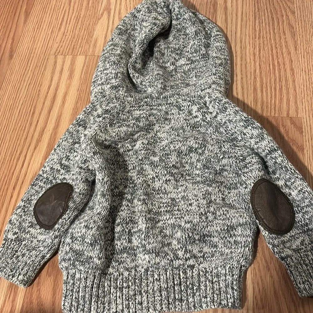 Adorable Baby Gap 12-18 months fall or winter zip up jacket with a hood. Gray